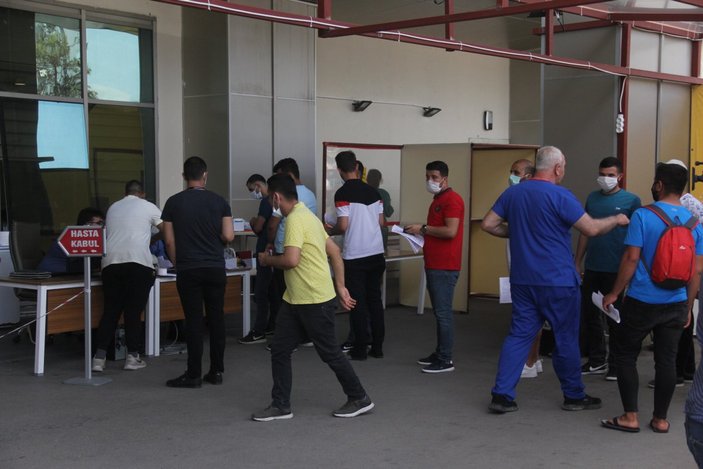 Adana'da asker adaylarının korona testi kuyruğu