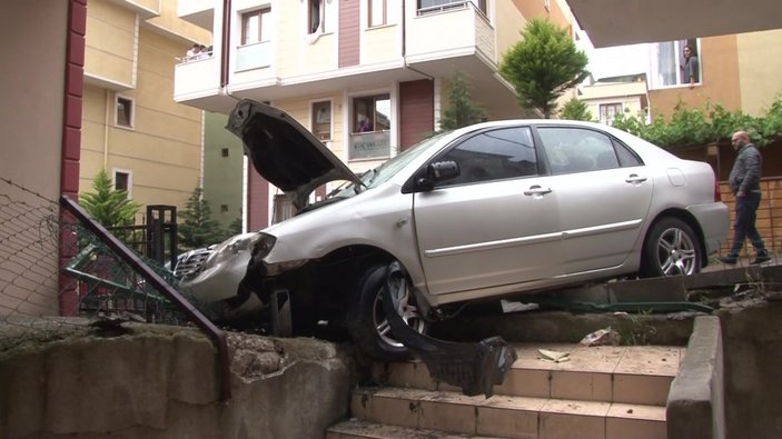 Ataşehir'de freni tutmayan araç bahçeye girdi