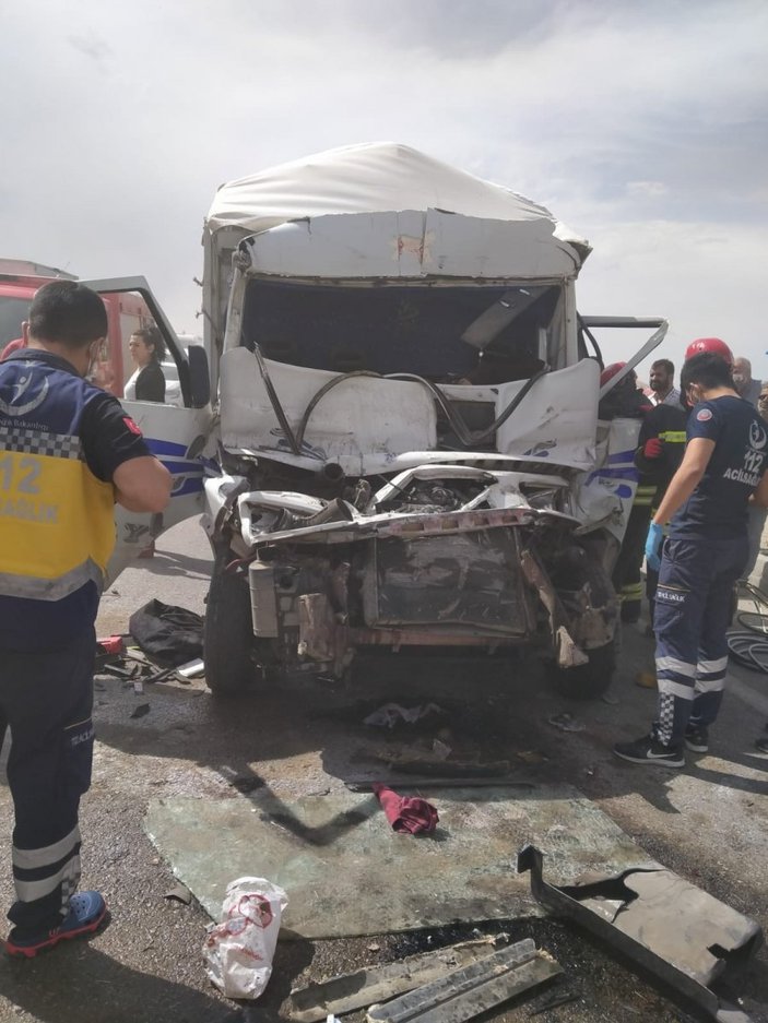 Konya'da kamyonet tıra çarptı: 1 ölü 1 yaralı