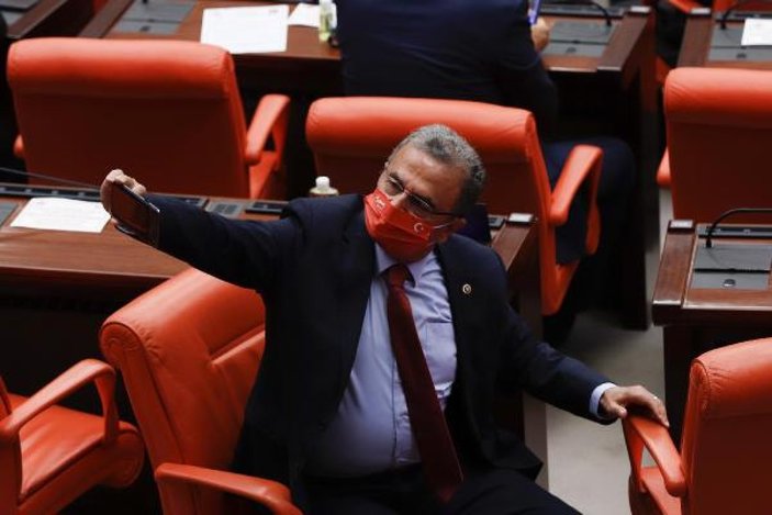 CHP'li vekillere Atatürk imzalı maske dağıtıldı
