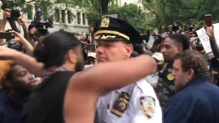 ABD'de polis şefi eylemcilerle birlikte diz çöktü