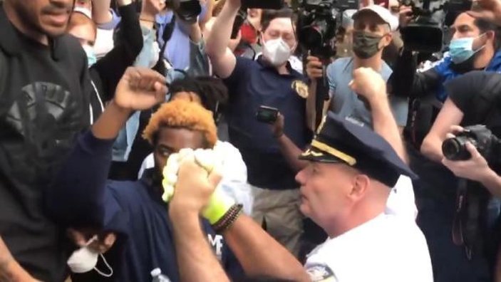 ABD'de polis şefi eylemcilerle birlikte diz çöktü