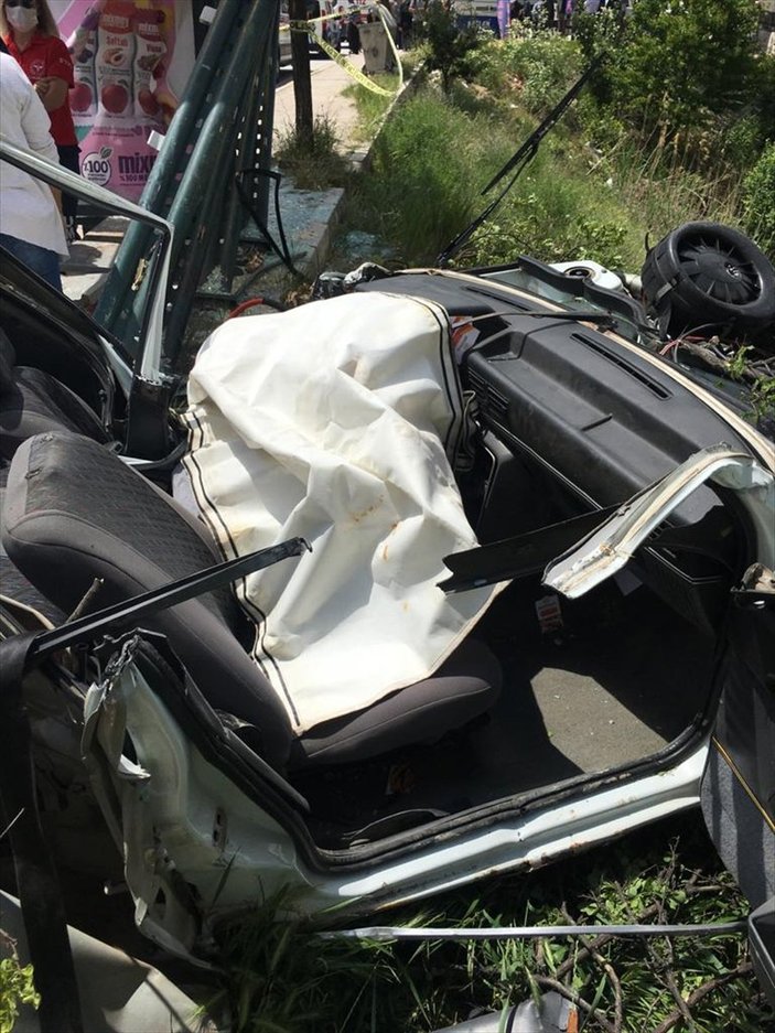 Ankara'da kontrolden çıkan araç durağa çarptı: 1 ölü