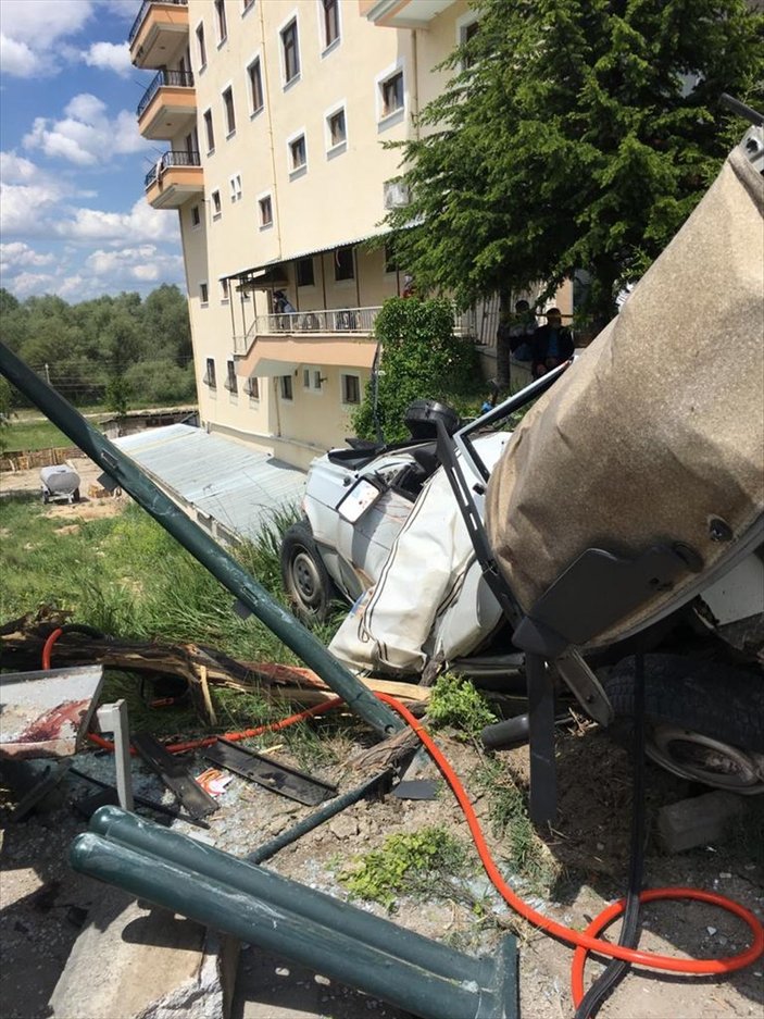 Ankara'da kontrolden çıkan araç durağa çarptı: 1 ölü