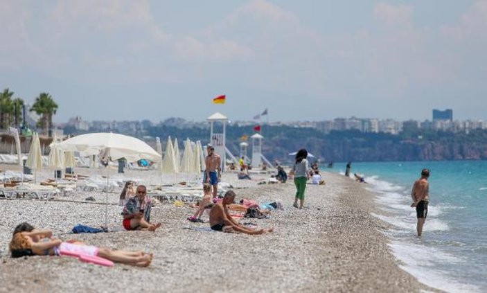 Antalya'da tatilciler maskeli güneşlendi
