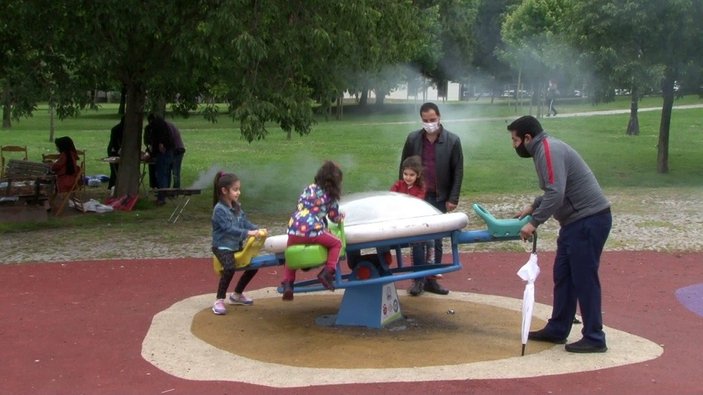 İstanbul'da, parka gelen Suriyeli aile mangal yaptı