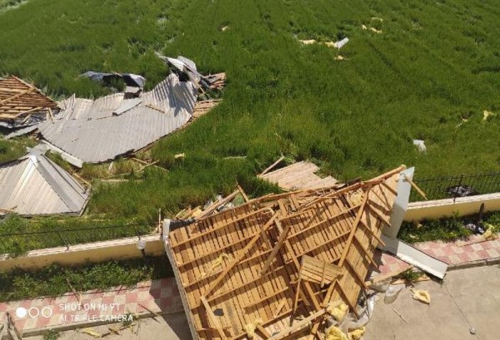 Sivas'ta rüzgar, adliyenin çatısını uçurdu