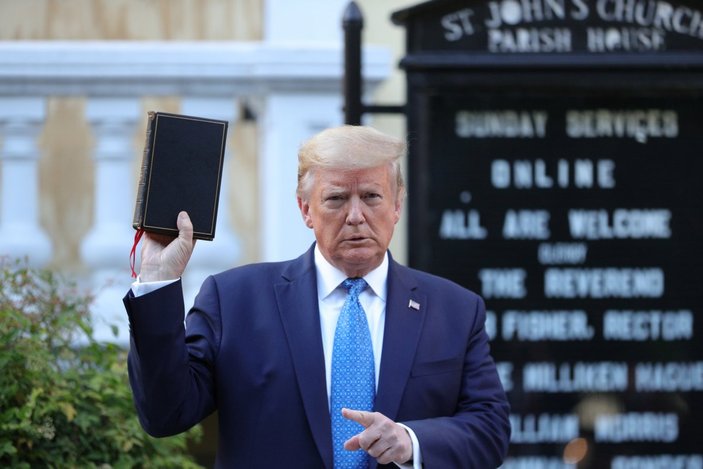 Evanjelistler'den Trump'ın İncil pozuna destek