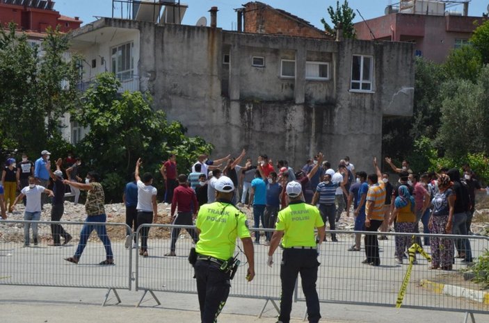 Antalya'da karantina uzatıldı, mahalleli polise taş attı