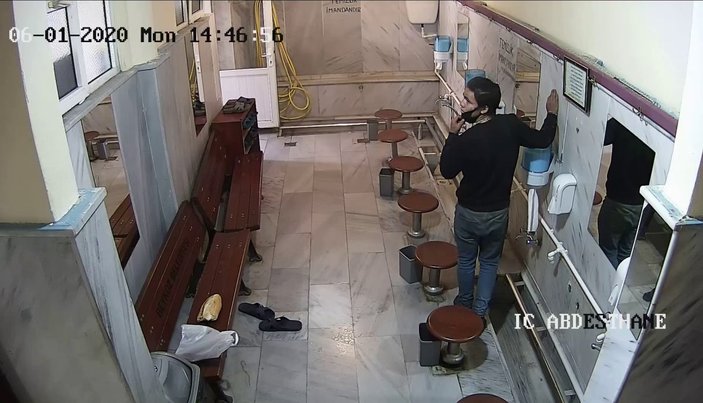 Beykoz'da cami musluklarını çalan hırsız kamerada