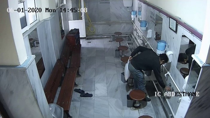 Beykoz'da cami musluklarını çalan hırsız kamerada