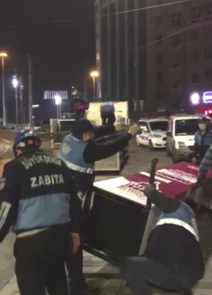 İBB ekipleri, Beyoğlu'ndaki maske stantlarını kaldırdı
