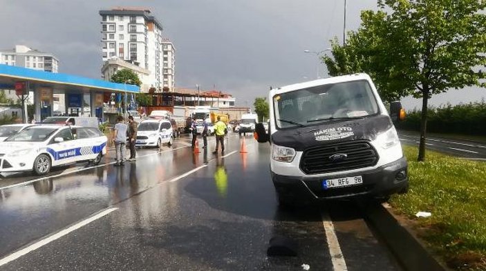 Sultangazi'de minibüs kadına çarptı, 20 metre sürükledi