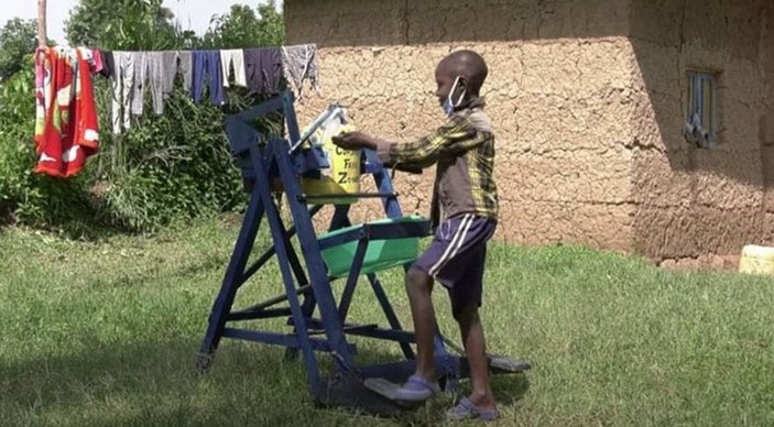 Virüse karşı el yıkama sistemi tasarlayan Kenyalı çocuk