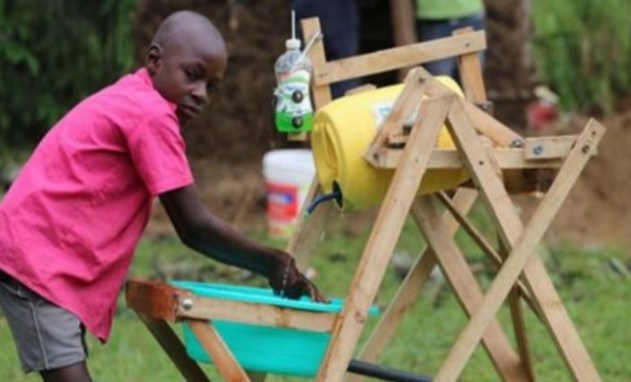 Virüse karşı el yıkama sistemi tasarlayan Kenyalı çocuk