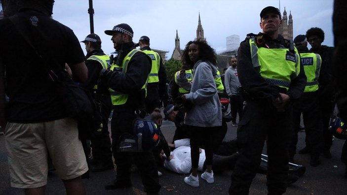 Londra'daki Floyd protestolarında arbede