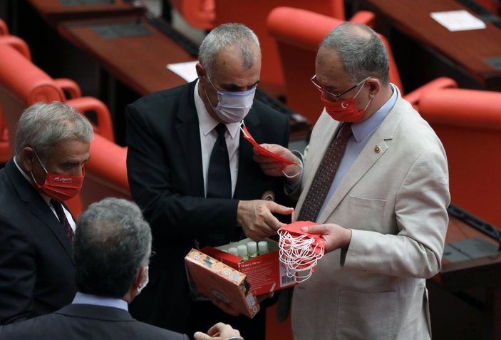 CHP'nin Atatürk imzalı maskesi çöpe atıldı