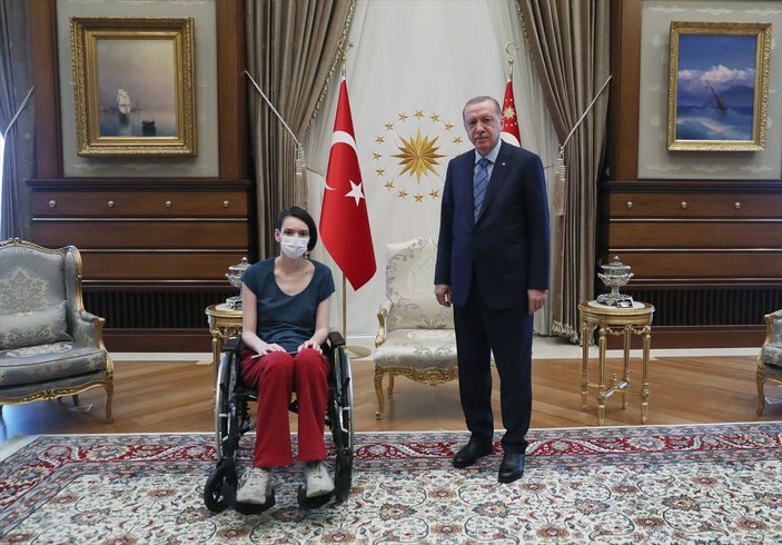 Erdoğan, Genç Milli Voleybolcu Meltem Çetin'i kabul etti
