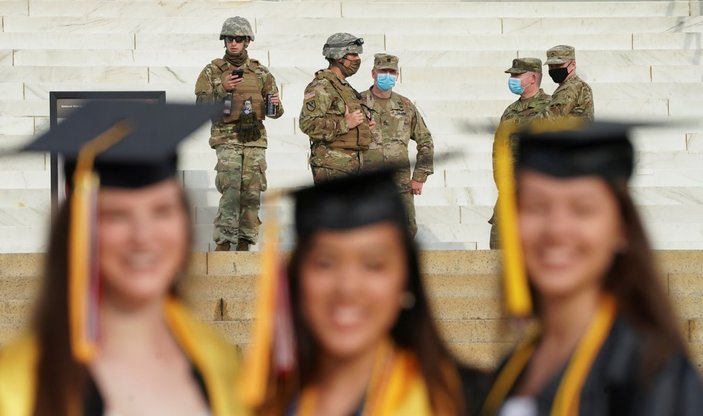 ABD'de asker gölgesinde mezuniyet