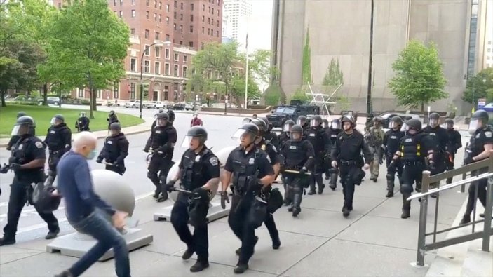 ABD polisi, yaşlı adamın kafasını yardı