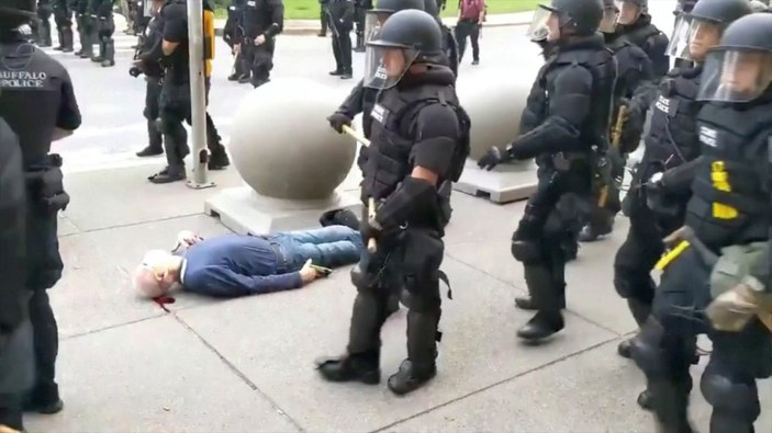 ABD polisi, yaşlı adamın kafasını yardı