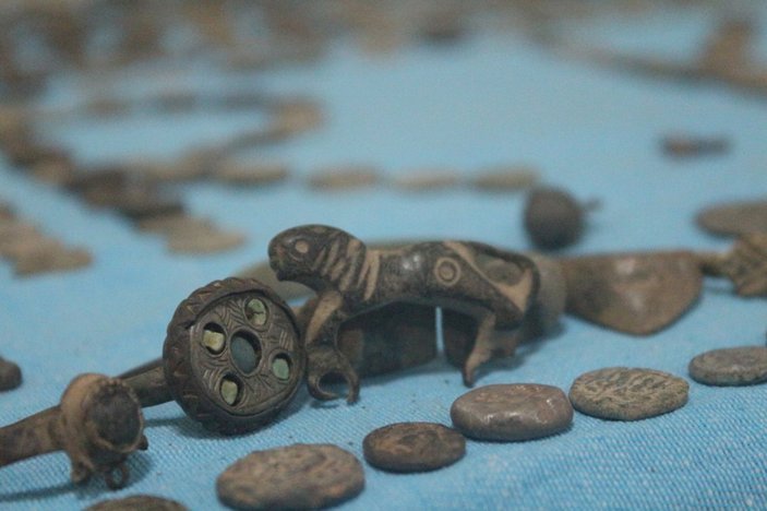 Manisa'da durdurulan araçta yüzlerce tarihi eser bulundu