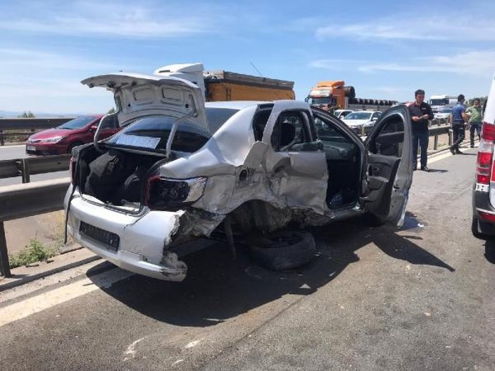 Kocaeli'de kaza yapıp araçtan inenlere otomobil çarptı
