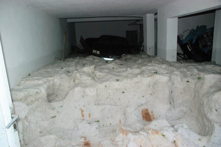 Tokat'ta yağan dolu, evin garajını bastı