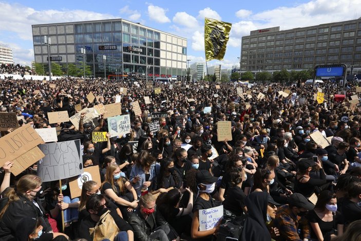 Almanya’da ırkçılık karşıtı protesto