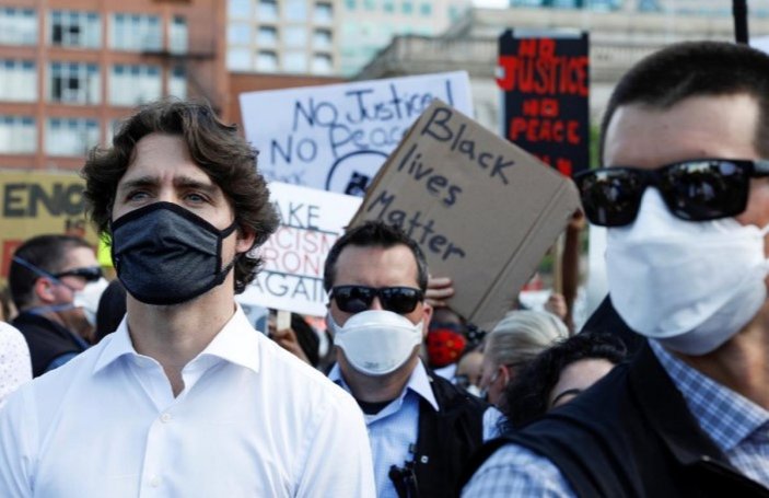 Kanada Başbakanı, polis şiddetine karşı diz çöktü