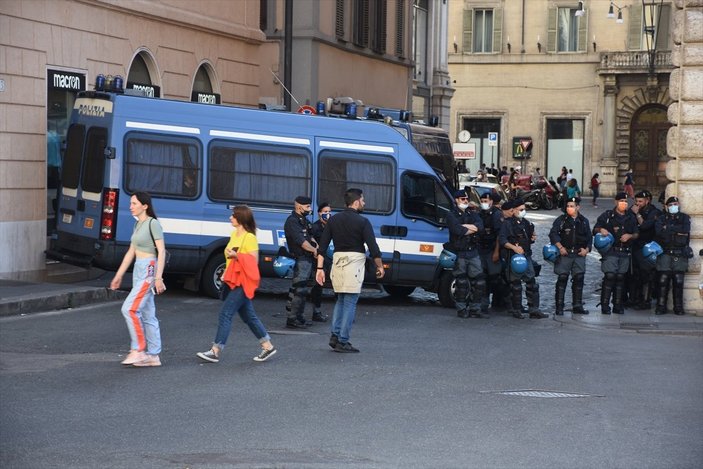İtalya'da korona sonrası ekonomik durum protesto edildi
