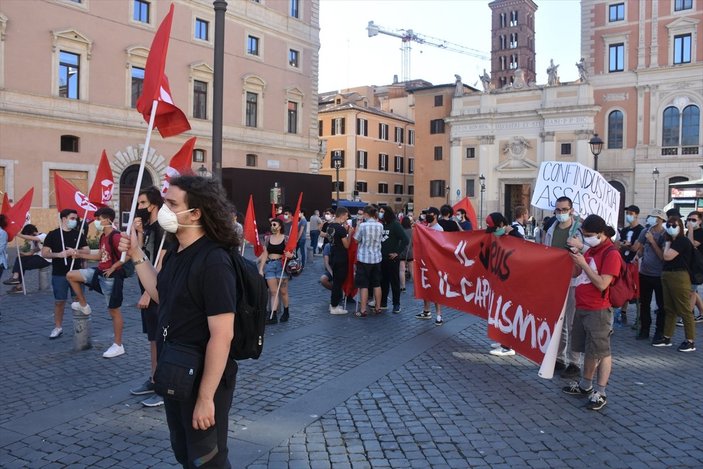 İtalya'da korona sonrası ekonomik durum protesto edildi
