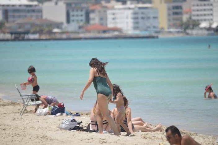 İzmir'de hafta sonu plajlar doldu