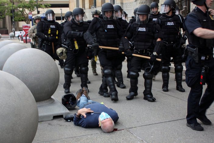 ABD'de yaşlı göstericiyi iten polislere destek istifası