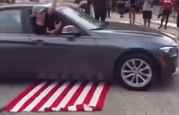 Amerika'da protestocular ABD bayrağını çiğnedi