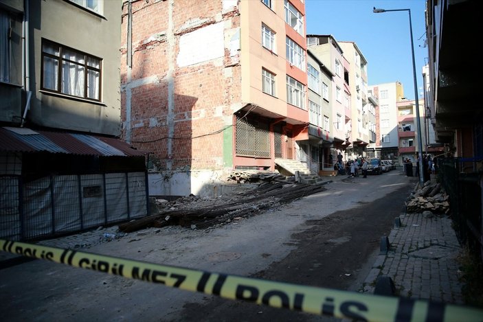 Küçükçekmece'de çökme riski bulunan bina boşaltıldı