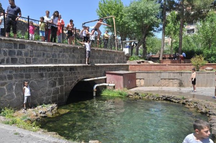 Diyarbakır'da tehlikeye rağmen süs havuzunda yüzdüler