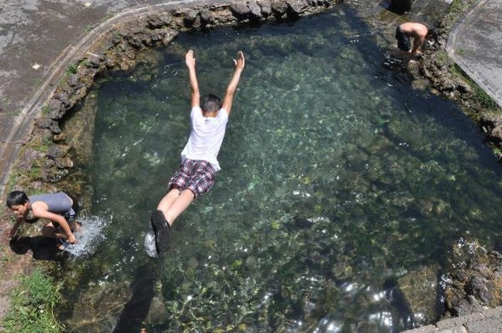 Diyarbakır'da tehlikeye rağmen süs havuzunda yüzdüler