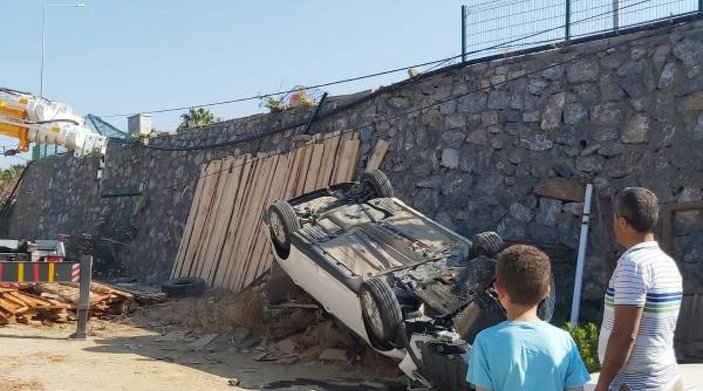 Antalya'da kontrolden çıkan araç istinat duvarından düştü