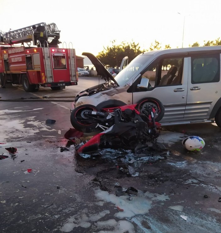 Van'da motosiklet ile kamyonet çarpıştı: 2 yaralı