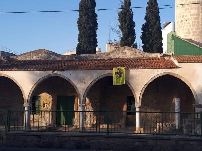 Rum Kesimi'ndeki camiye Bizans bayrağı astılar
