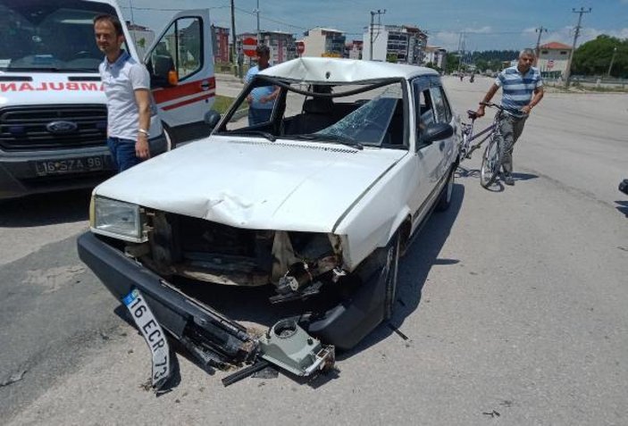 Bursa'da otomobille çarpışan motosikletli yaralandı