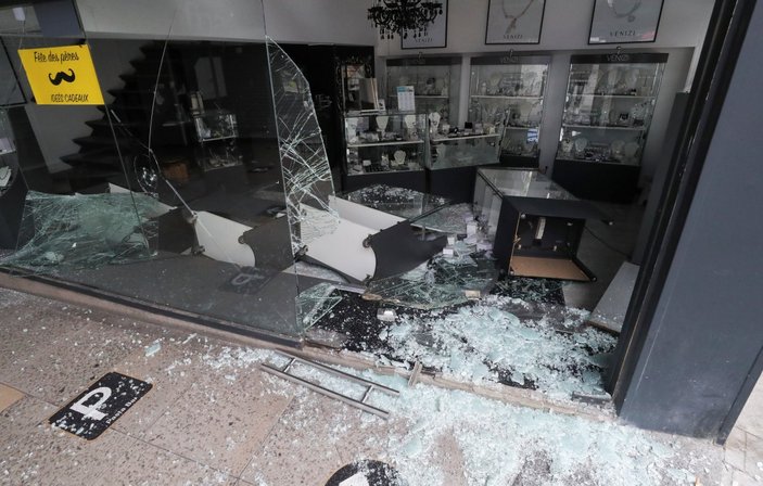 Belçika'da mağazalar yağmalandı