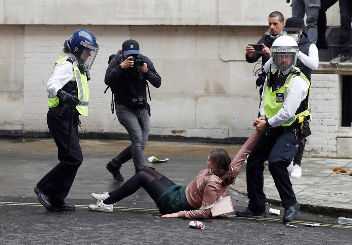 İngiltere'de göstericilere polisten sert müdahale