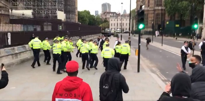 İngiltere'de göstericilere polisten sert müdahale