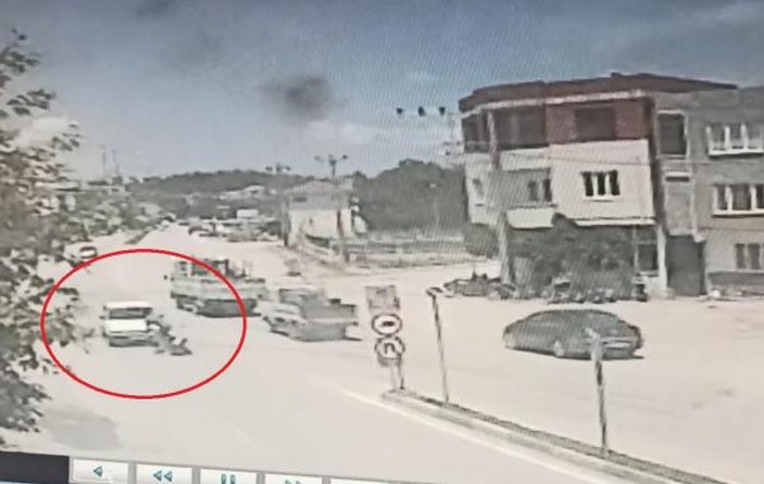 Bursa'da otomobille çarpışan motosikletli yaralandı