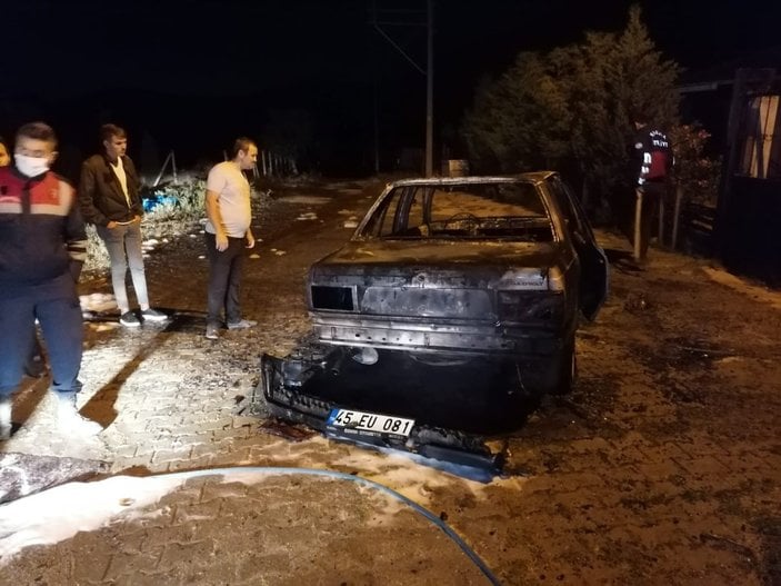 Manisa'da park halindeki araç yandı
