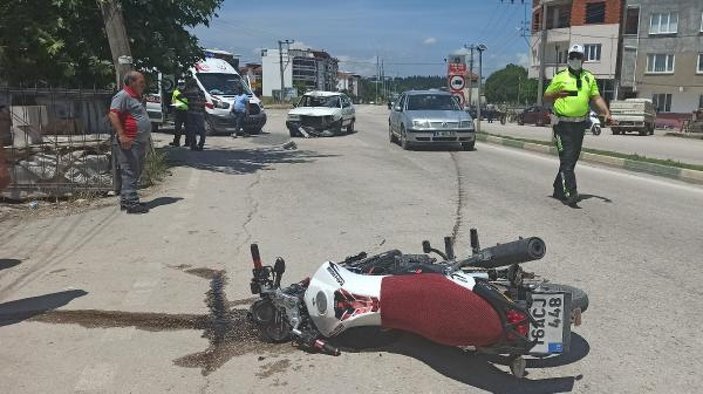 Bursa'da otomobille çarpışan motosikletli yaralandı