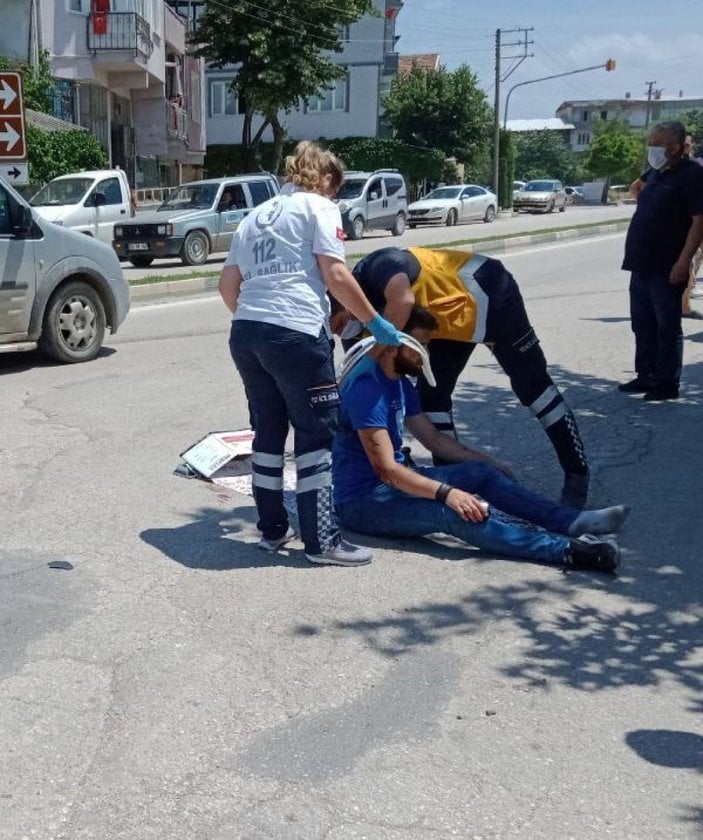 Bursa'da otomobille çarpışan motosikletli yaralandı