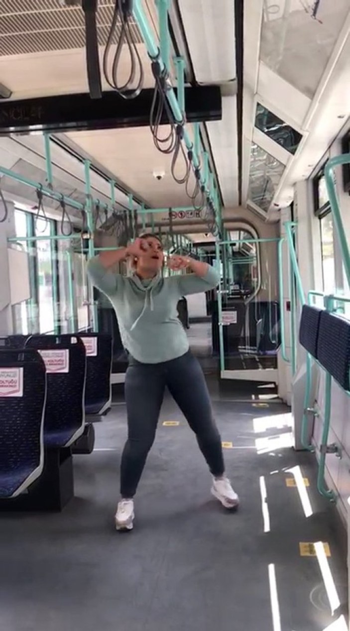 İstanbul'da fitness eğitmeni, tramvayda zumba yaptı